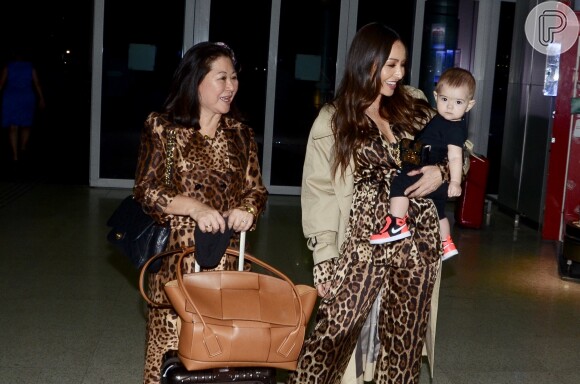 Sabrina Sato chegou ao aeroporto de Sâo Paulo com a filha, Zoe, no colo e acompanhada da mãe