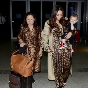 Sabrina Sato combinou seu aerolook com a mãe, Kika: as duas escolheram animal print de leopardo