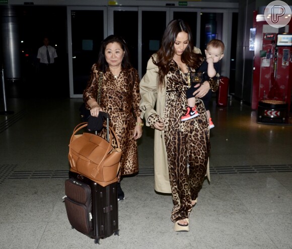 Sabrina Sato combinou seu aerolook com a mãe, Kika: as duas escolheram animal print de leopardo