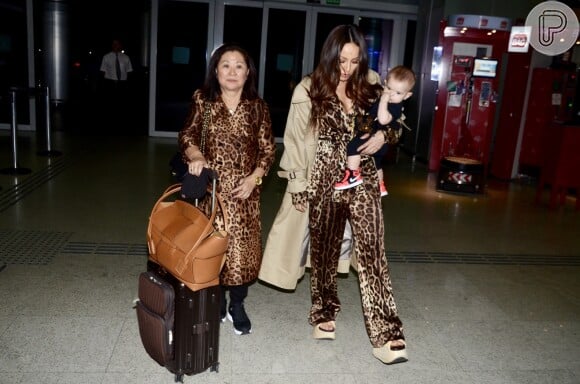 Sabrina Sato chega a aeroporto internacional em São Paulo com a mãe, Kika, e a filha, Zoe