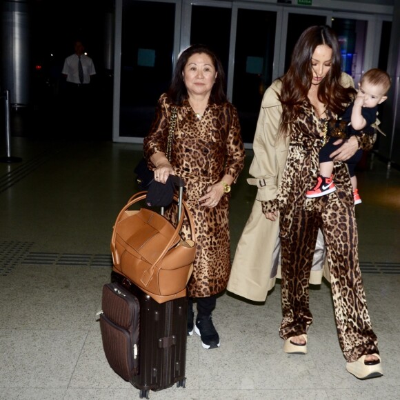 Sabrina Sato chega a aeroporto internacional em São Paulo com a mãe, Kika, e a filha, Zoe