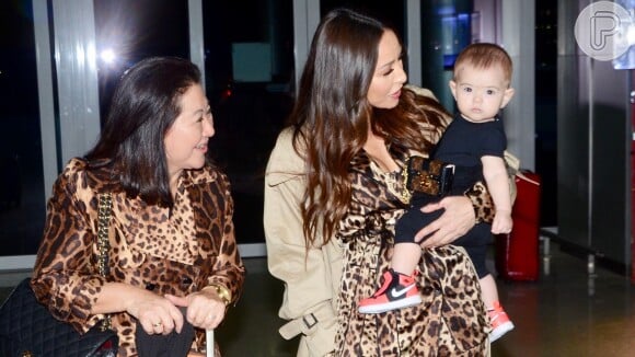 Sabrina Sato embarca com a filha, Zoe, para semana de moda na Europa e look grifado de bebê chama atenção em fotos nesta quinta-feira, dia 19 de agosto de 2019