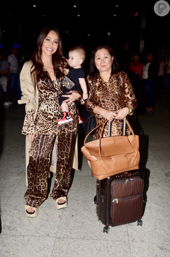 Família estilosa! Sabrina Sato embarca para Milão com a mãe, Kika, e a filha, Zoe