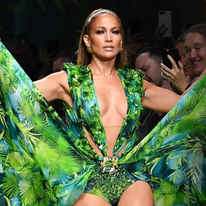 Jennifer Lopez usa releitura de vestido icônico usado por ela há 19 anos em desfile nesta sexta-feira, dia 20 de setembro de 2019