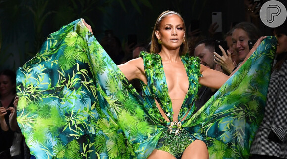 Jennifer Lopez usa releitura de vestido icônico usado por ela há 19 anos em desfile nesta sexta-feira, dia 20 de setembro de 2019