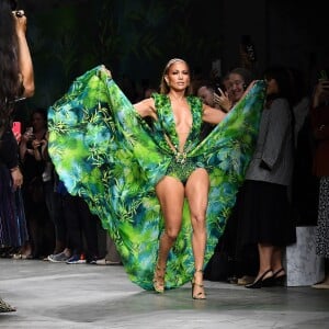 Jennifer Lopez usou uma nova versão de um vestido seu que marcou época na década passada
