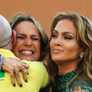 Claudia Leitte foi uma das brasileiras que elogiou Jennifer Lopez na web pela participação em desfile