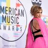 Jennifer Lopez, aos 50 anos, é apaixonada por looks que valorizem suas curvas