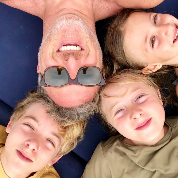 Luciano Huck filmou ele, Angélica e Benício, filho do meio do casal, deitados na cama assistindo ao 'Caldeirão do Huck'