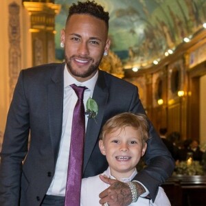 Neymar mostra vídeo do filho, Davi Lucca, explicando que não vai falar com ele pois está com o irmão mais novo no colo. Veja postagem feita no sábado, dia 22 de agosto de 2019
