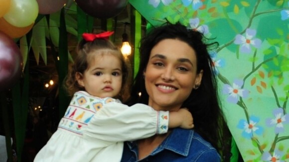 Débora Nascimento lamenta saudades da filha em viagem: 'Sinto sua falta'