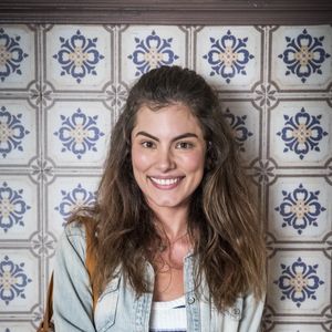 Joana (Bruna Hamú) se entrega ao beijo de Rock (Caio Castro) na novela 'A Dona do Pedaço'