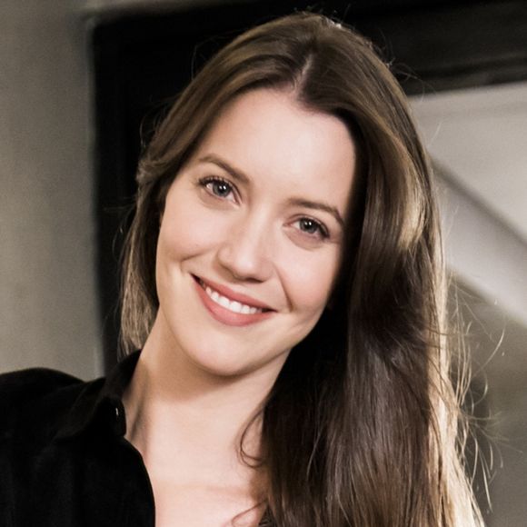 Fabiana (Nathalia Dill) estará passando pelo local de táxi na hora do beijo na novela 'A Dona do Pedaço'