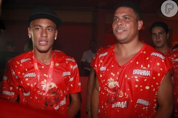 Neymar e Ronaldo são clicados juntos em camarote da Sapucaí