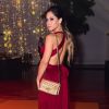 Mayra Cardi apostou em um look vermelho com decote para evento de moda