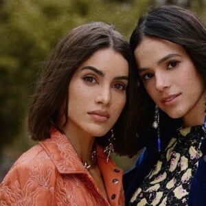 Bruna Marquezine, mais cedo, marcou presença no desfile da Chloé com Camila Coelho e Aimee Song