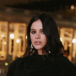 Bruna Marquezine estava com bota preta alta e saia de paetês