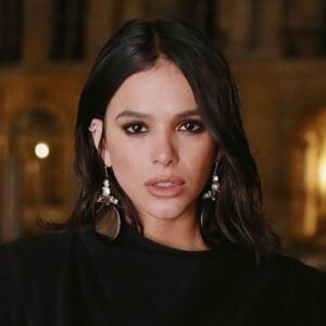 Bruna Marquezine apostou em uma make com olhos bem marcados, ornando com o estilo dramático dos looks