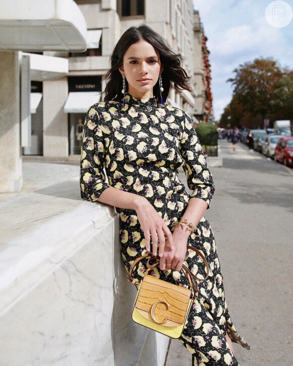 A atriz Bruna Marquezine escolheu um vestido com estampa dark floral para o desfile pela manhã em Paris