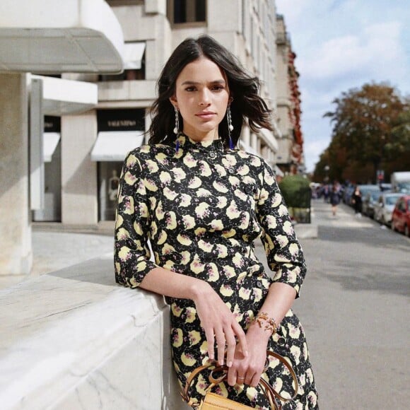 A atriz Bruna Marquezine escolheu um vestido com estampa dark floral para o desfile pela manhã em Paris