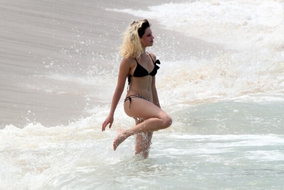 Bruna Linzmeyer foi clicada nesta quinta-feira, 16 de outubro de 2014, na praia do Leblon, na Zona Sul do Rio