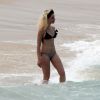 Bruna Linzmeyer foi clicada nesta quinta-feira, 16 de outubro de 2014, na praia do Leblon, na Zona Sul do Rio. Só de biquíni, a atriz mostrou que está em ótima forma