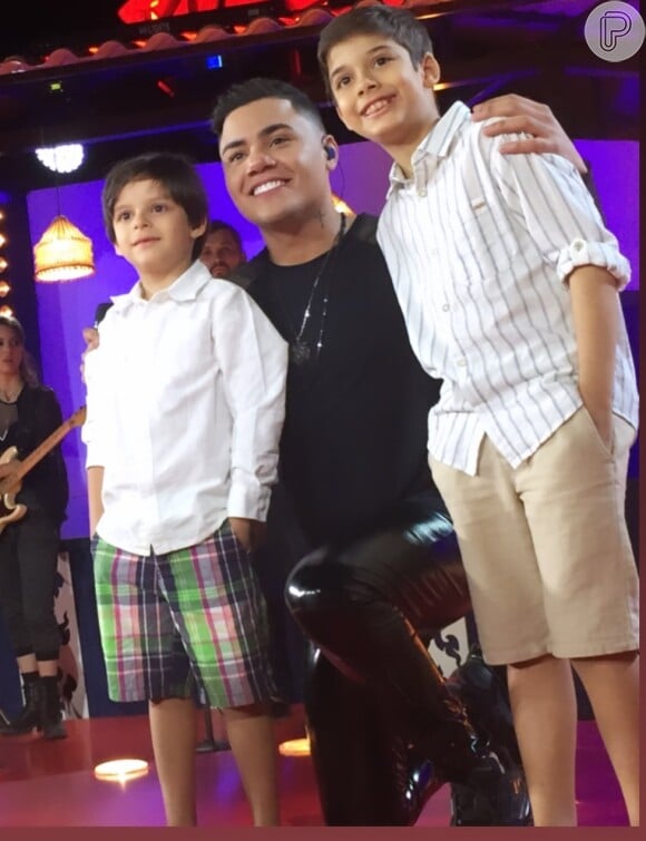 Felipe Araújo posou com os filhos de Cristiano Araújo em gravação de DVD