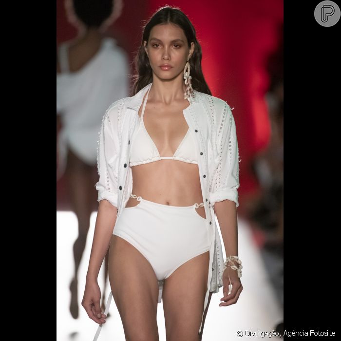 Uma das tendências de moda praia do verão 2020 são as peças de beachwear all white