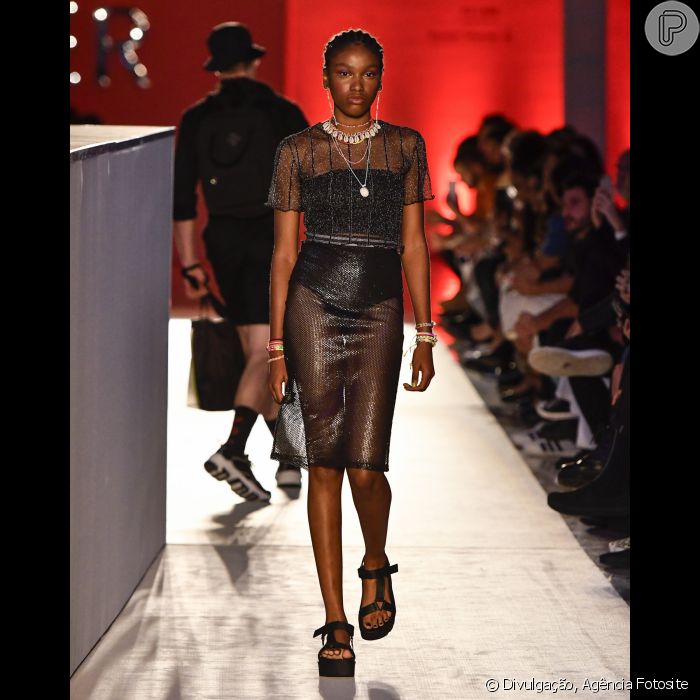 Para as fãs de looks pretos mesmo no verão, Renner aposta nos vestidos com transparência