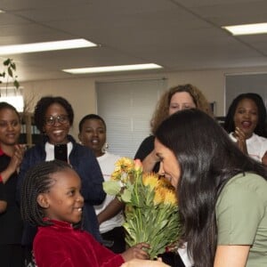 Meghan Markle se emociona ao ganhar homenagem de crianças durante viagem pela África nesta terça-feira, dia 01 de setembro de 2019