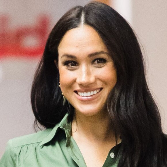 Meghan Markle ganha abraço e flores de criança durante viagem pela África nesta terça-feira, dia 01 de setembro de 2019