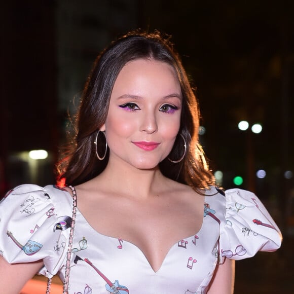 Larissa Manoela usou look criado por Ramon Amorim e Roberta Gasparini