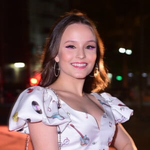 Larissa Manoela apostou na combinação decote/barriga de fora para premiação em São Paulo