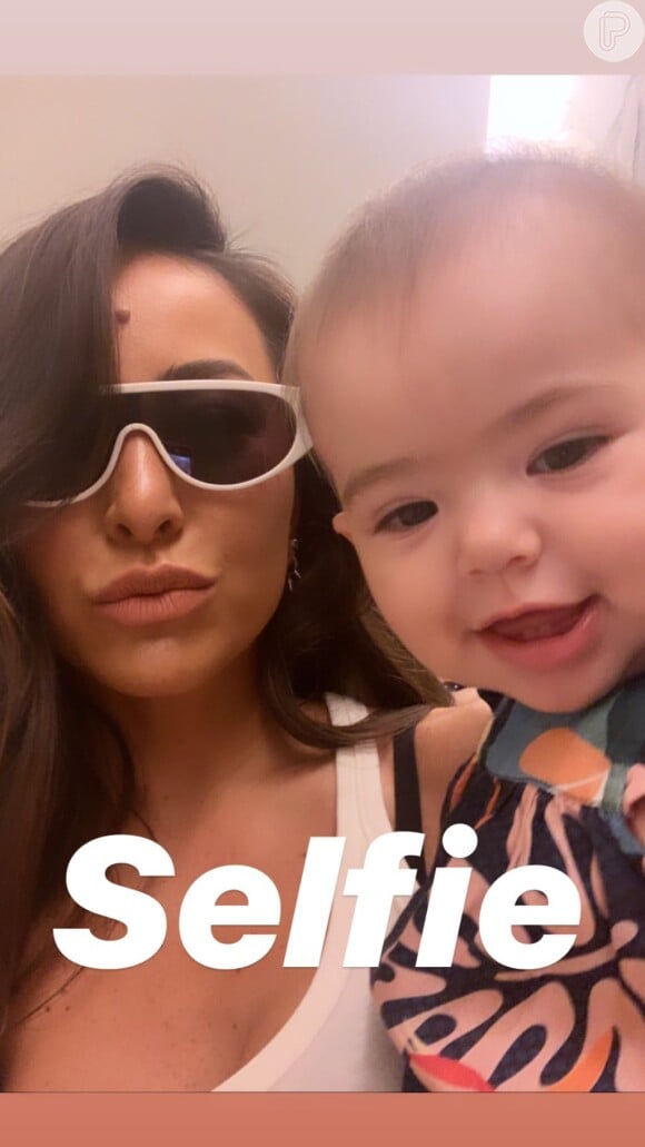 Filha de Sabrina Sato e Duda Nagle, Zoe, de 10 meses, mostrou dentinhos em foto com a mãe, nesta quinta-feira, 3 de outubro de 2019