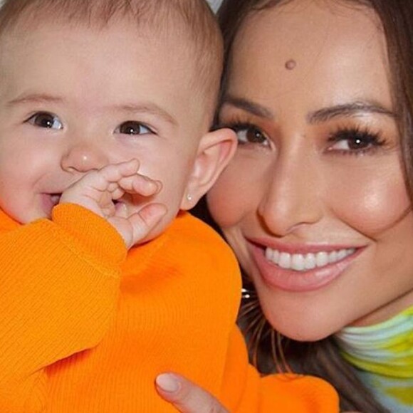 Filha de Sabrina Sato e Duda Nagle, Zoe, de 10 meses, mostrou dentinhos em foto com a mãe, nesta quinta-feira, 3 de outubro de 2019: 'Selfie'