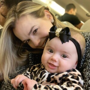 Filha de Thaeme Mariôto, Liz roubou a cena com look animal print no dia do aniversário de 34 anos da mãe