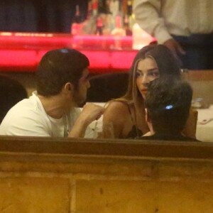 Caio Castro e Grazi Massafera foram flagrados durante jantar com amigos em restaurante do Rio