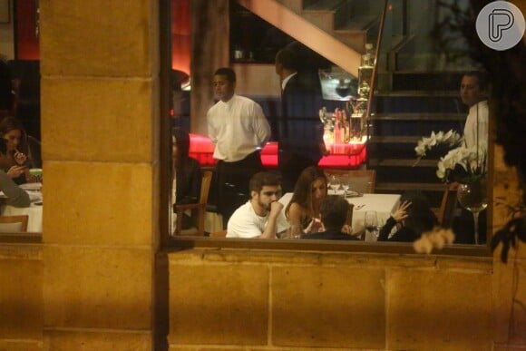 Caio Castro e Grazi Massafera jantaram com amigos em restaurante do Rio