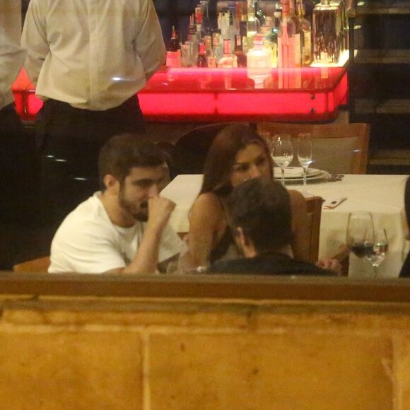 Caio Castro e Grazi Massafera se divertiram com amigos em restaurante da Lagoa, Zona Sul do Rio de Janeiro, nesta sexta-feira, 4 de outubro de 2019