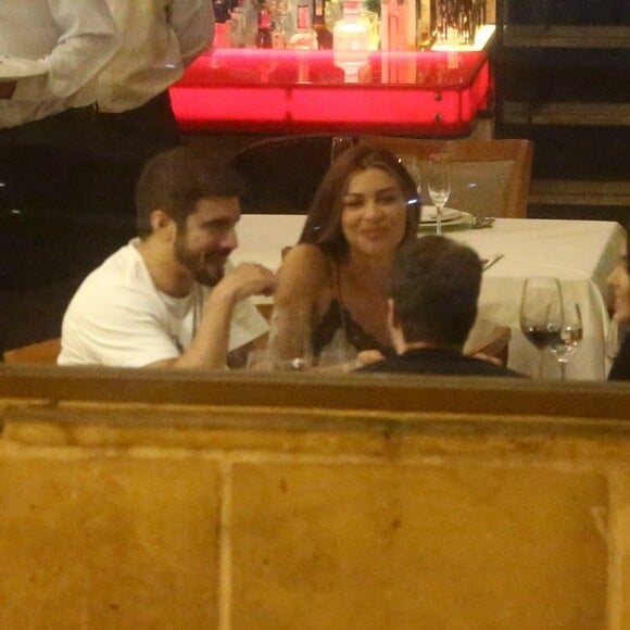 Caio Castro e Grazi Massafera se divertiram com amigos em restaurante da Lagoa, Zona Sul do Rio, nesta sexta-feira, 4 de outubro de 2019