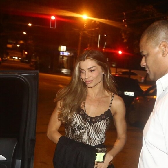 Grazi Massafera deixou restaurante e dividiu carro com Caio Castro e amigos