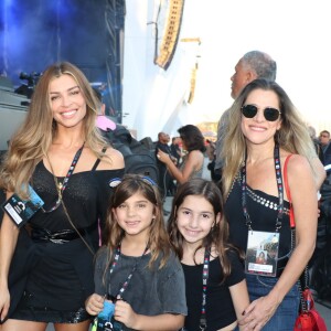 Grazi Massafera e Ingrid Guimarães curtem shows do Rck in Rio com as filhas