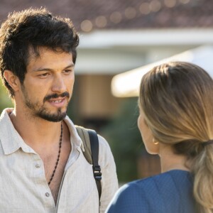 Paloma (Grazi Massafera) não conta para Marcos (Romulo Estrela) que terminou na novela 'Bom Sucesso'