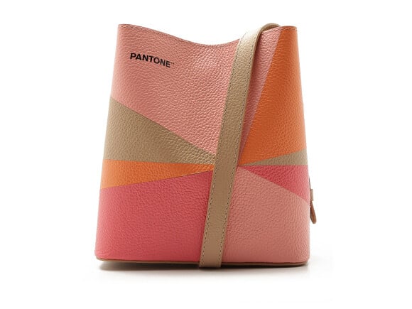 As bolsas da Arezzo contam com um mix de cores da paleta criada em parceria com a Pantone