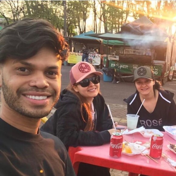 Dupla de Maraisa, Maiara como panqueca fitness no café da manhã nesta terça-feira, dia 08 de outubro de 2019