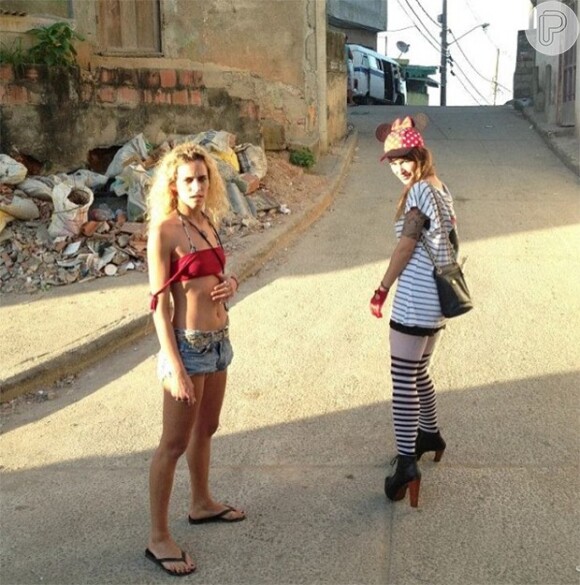 Com um clima bem carioca, Alice Dellal publicou em seu Instagram. A modelo brasileira radicada em Londres aproveitou o dia ao lado da ex-BBB Bianca Jahara, no Morro do Vidigal, no Rio, nesta quinta-feira, 21 de fevereiro de 2013