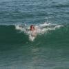 Alice Dellal mergulha na praia do Arpoador