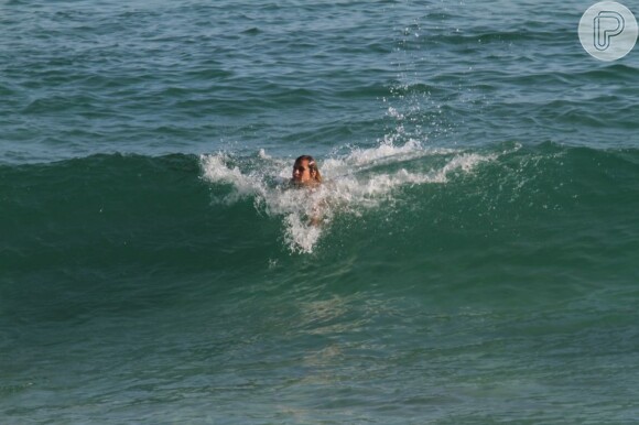Alice Dellal mergulha na praia do Arpoador