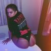 Anitta posta fotos só de camisa estampada e calcinha em banheira de hotel