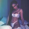 Anitta faz ensaio sensual com conjunto metalizado vintage em cama de hotel